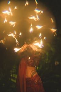 Performance con il fuoco durante un evento serale al The Sanctuary Eco Retreat Roma – atmosfera mistica immersa nella natura, tra arte, musica e spiritualità