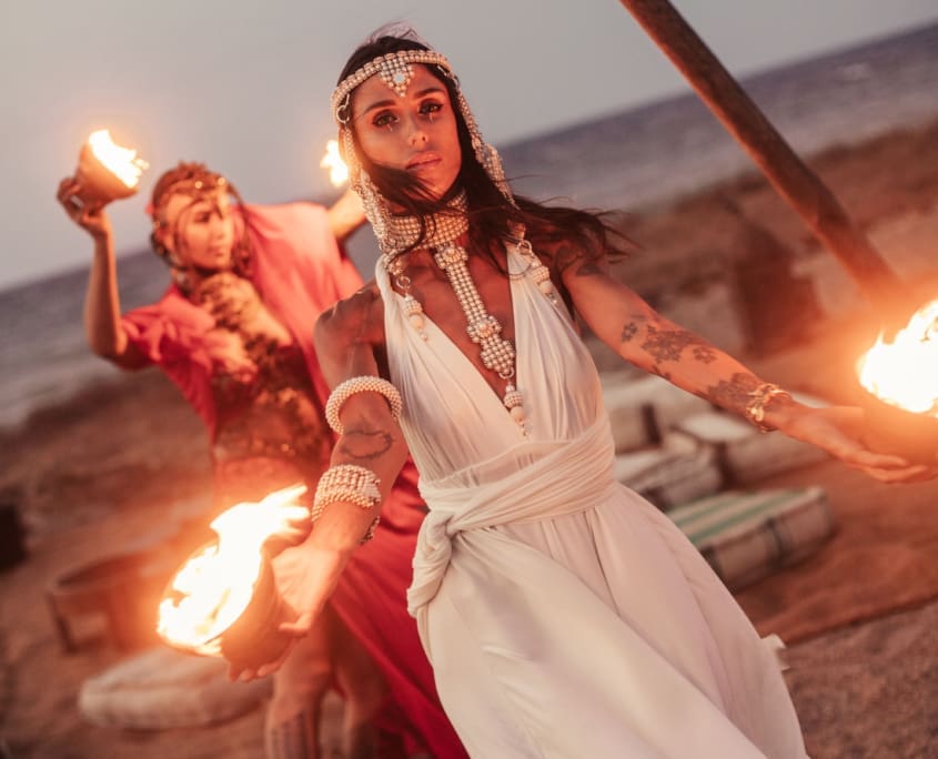 DJ set e performance live al The Sanctuary Eco Retreat in Itria Valley – musica e vibrazioni sotto il cielo stellato, dove ritmo e anima si incontrano in notti indimenticabili