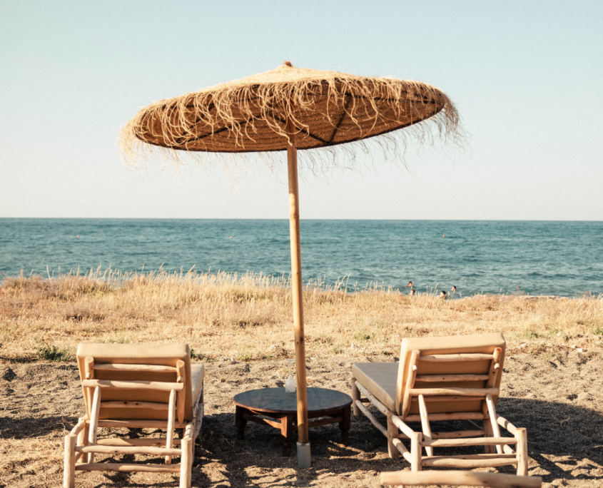 Beach Club del The Sanctuary Eco Retreat in Itria Valley – un’oasi sul mare tra lettini, raw bar, cocktail e cene al tramonto, immersi nella calma delle onde e nella libertà di una giornata senza tempo