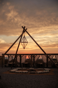 Sunset Bar del The Sanctuary Eco Retreat in Itria Valley – un rifugio dorato al tramonto, tra cocktail d’autore e atmosfera estiva che accompagna il passaggio dal giorno alla notte