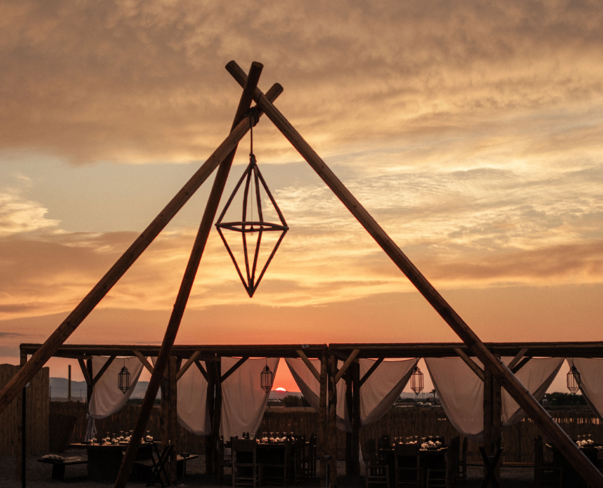 Sunset Bar del The Sanctuary Eco Retreat in Itria Valley – un rifugio dorato al tramonto, tra cocktail d’autore e atmosfera estiva che accompagna il passaggio dal giorno alla notte