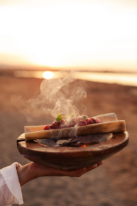 Gastronomic expeiznce al The Sanctuary Eco Retreat in Itria Valley – piatti ispirati alla tradizione locale e a influenze globali, serviti in un’atmosfera che celebra la lentezza e la bellezza senza tempo della valle