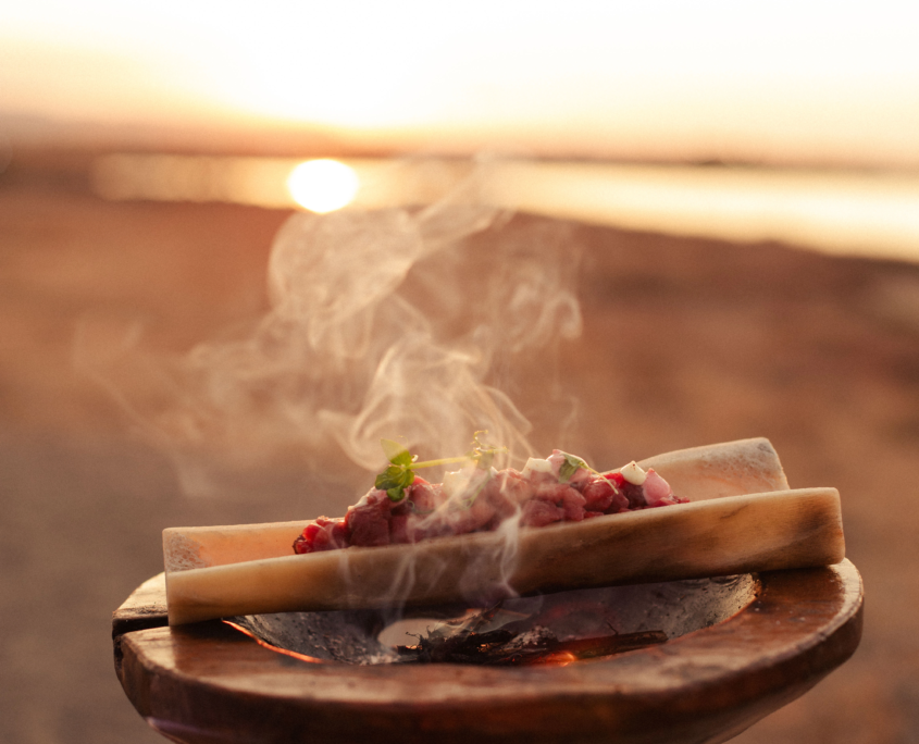 Gastronomic expeiznce al The Sanctuary Eco Retreat in Itria Valley – piatti ispirati alla tradizione locale e a influenze globali, serviti in un’atmosfera che celebra la lentezza e la bellezza senza tempo della valle